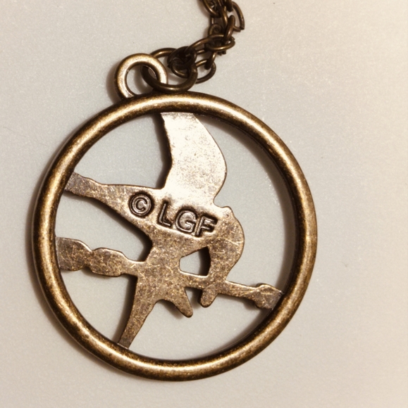 LIONSGATE LGF antiqued brass pendant necklace bird & arrow The Hunger Games - Picture 5 of 6